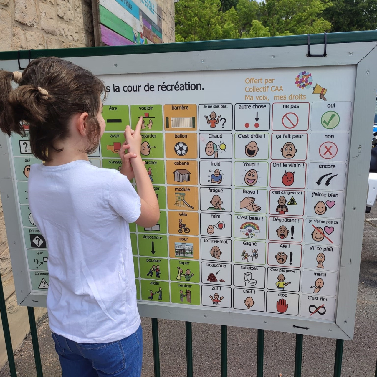 Image d'illustration pour : Au parc, on communique par tous les moyens